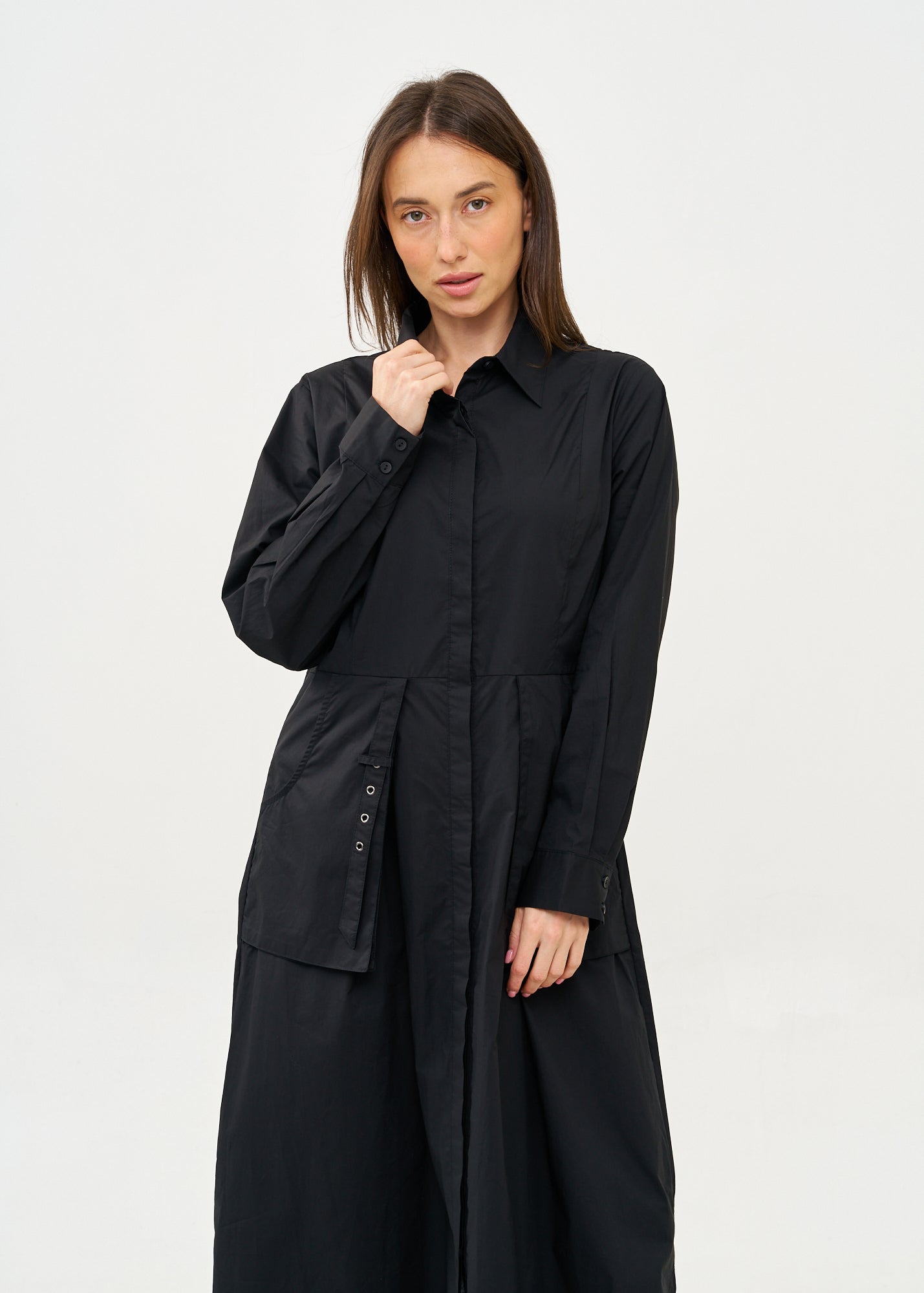 שמלה שרוול ארוך מכופתרת עם שני כיסים תלויים שחור