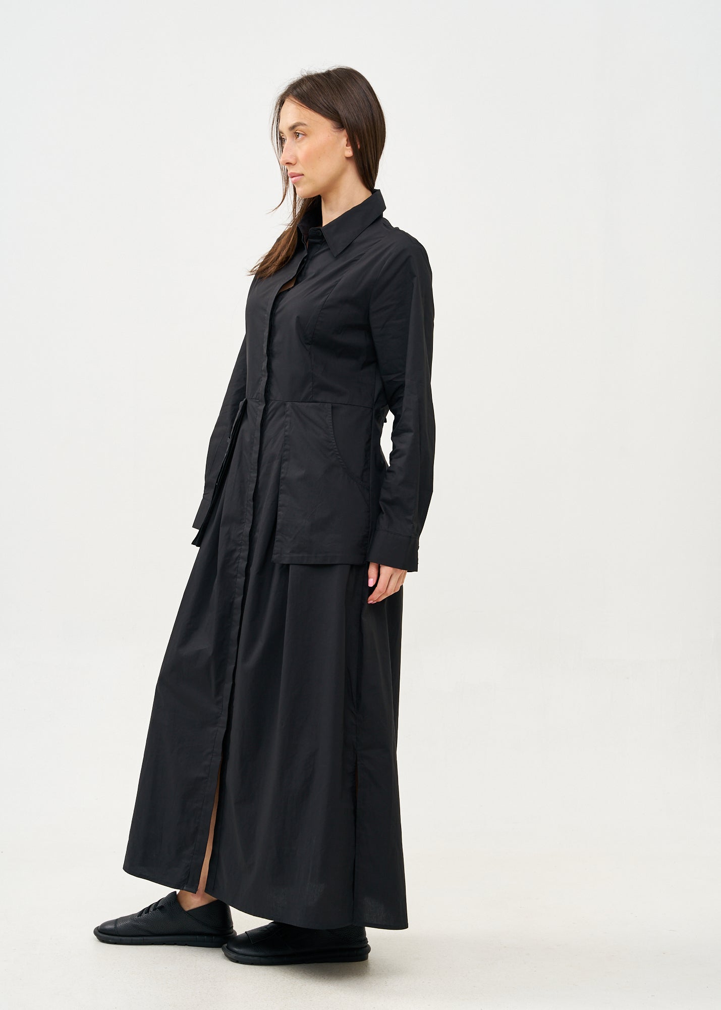 שמלה שרוול ארוך מכופתרת עם שני כיסים תלויים שחור