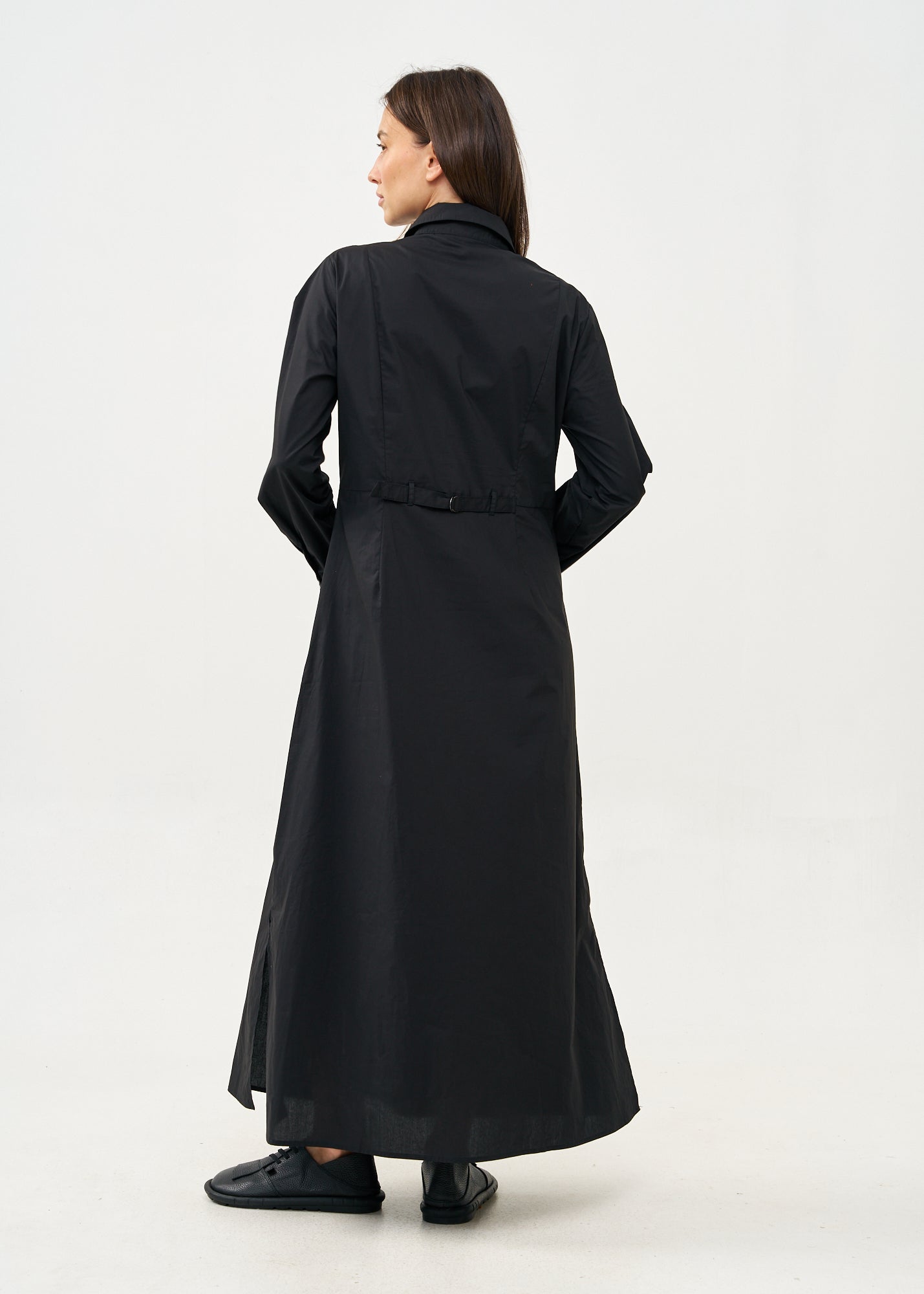 שמלה שרוול ארוך מכופתרת עם שני כיסים תלויים שחור