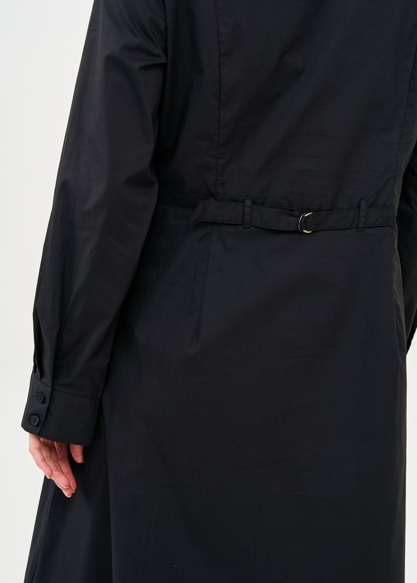 שמלה שרוול ארוך מכופתרת עם שני כיסים תלויים שחור