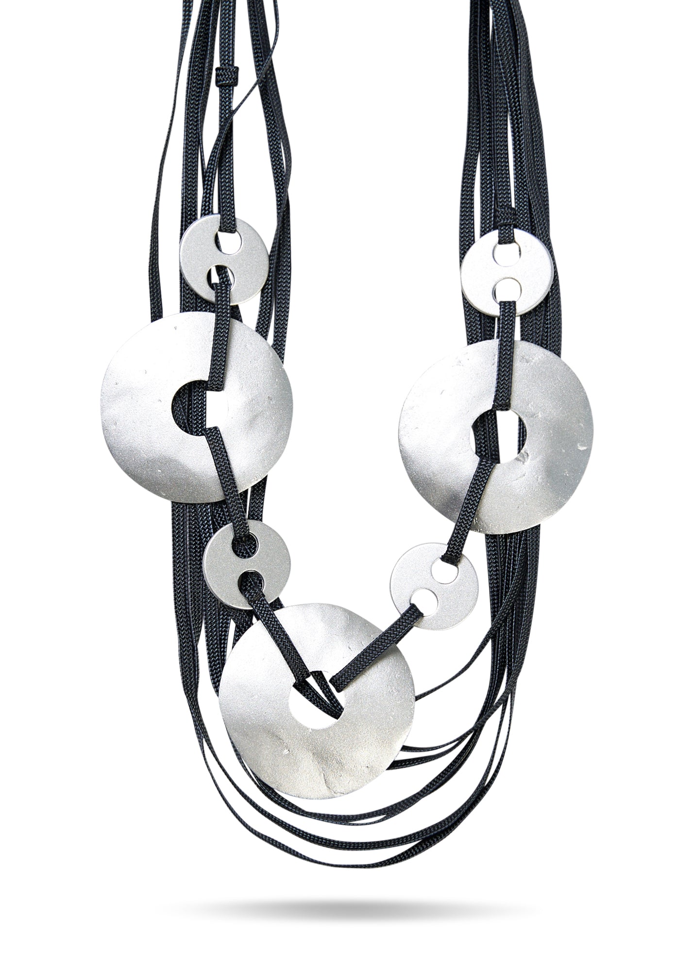 Колье из шелковых нитей с комбинацией серебряных кругов