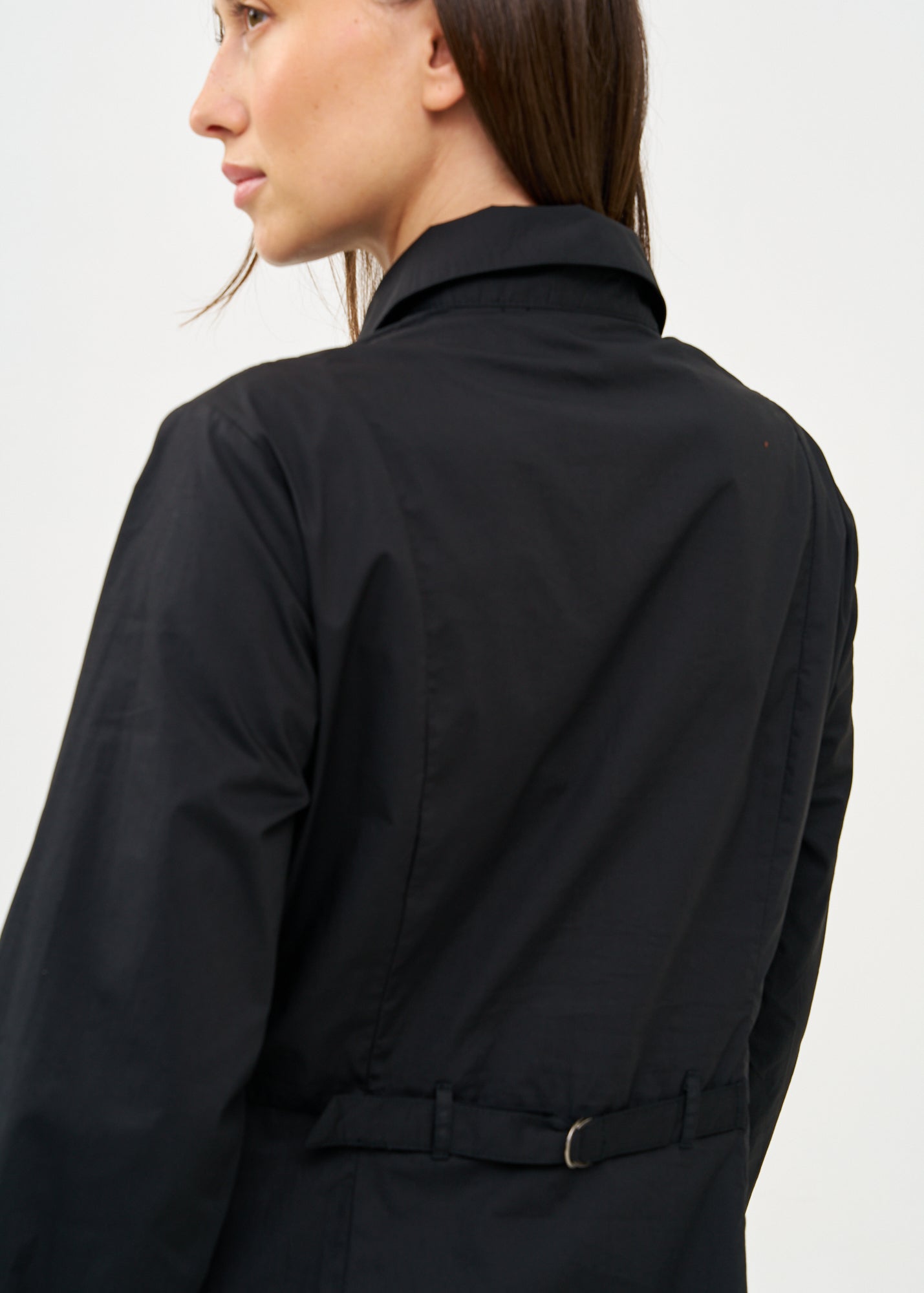 שמלה שרוול ארוך מכופתרת עם שני כיסים תלויים שחור