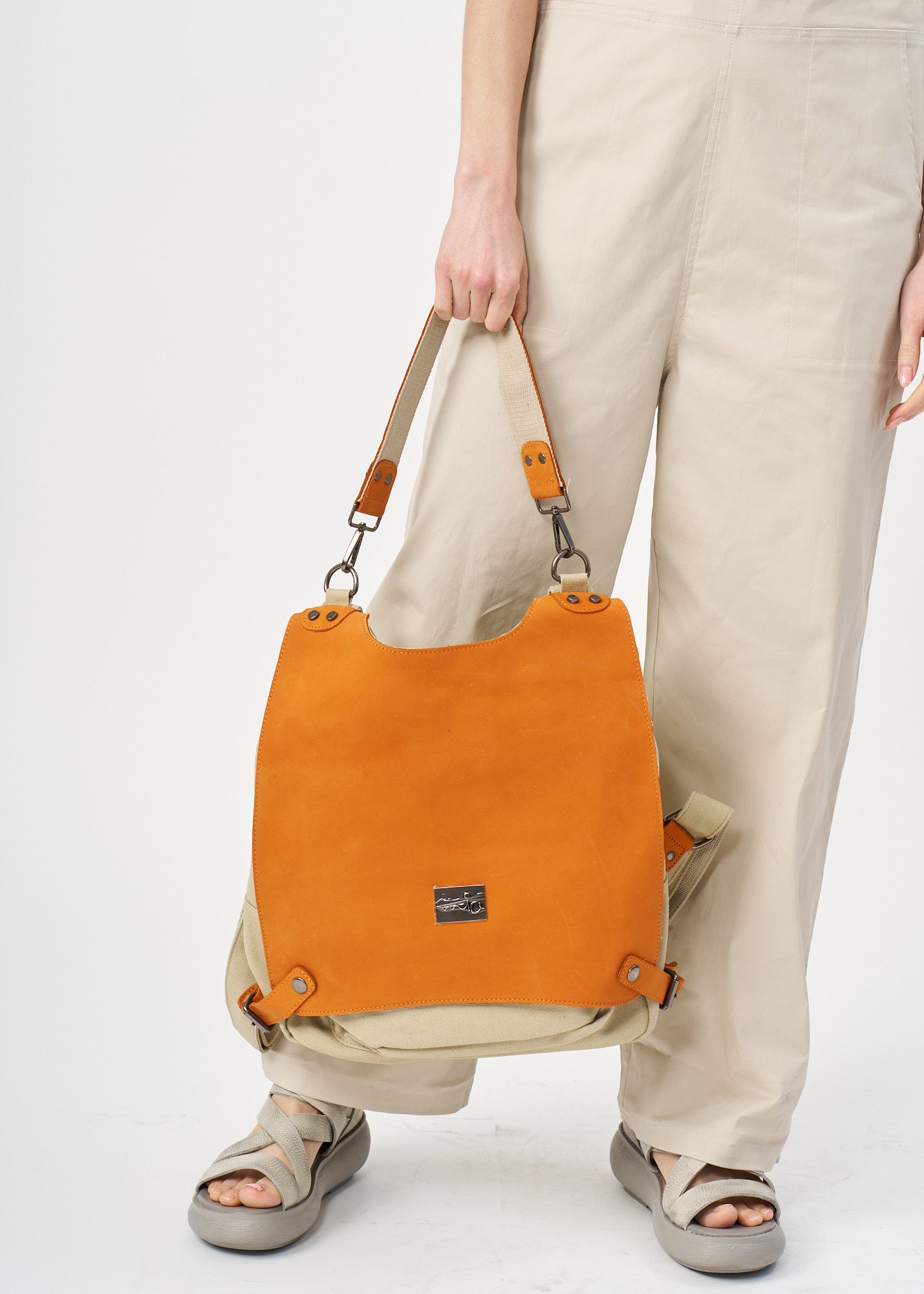 Оранжевая парусиновая сумка с кожаной застежкой на спине