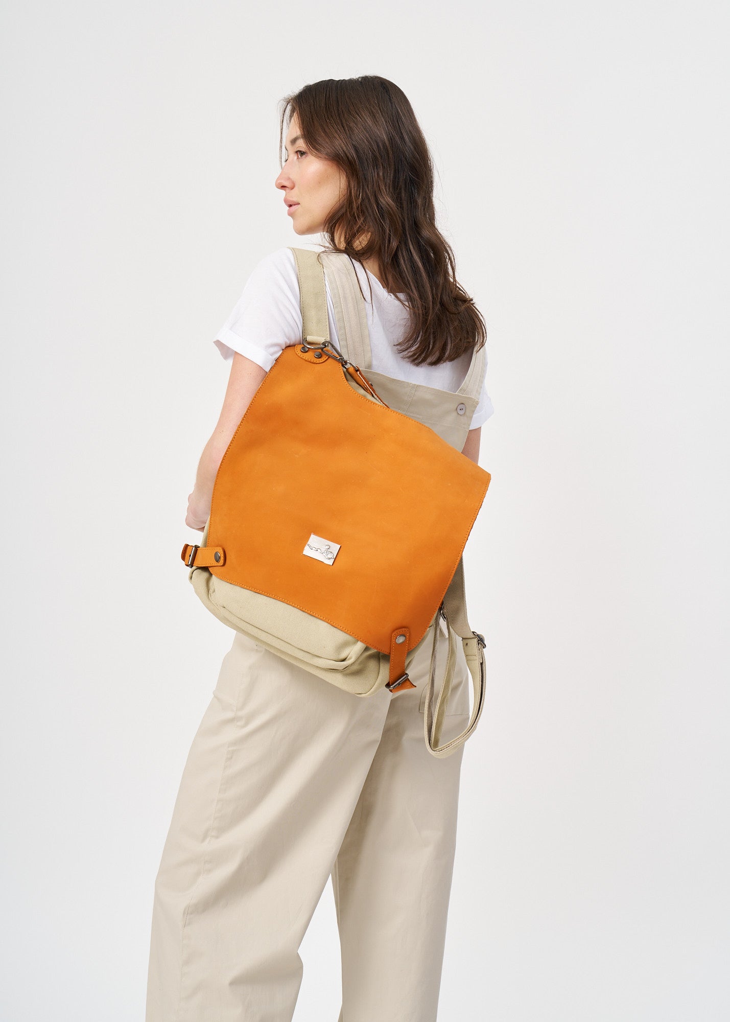 Оранжевая парусиновая сумка с кожаной застежкой на спине
