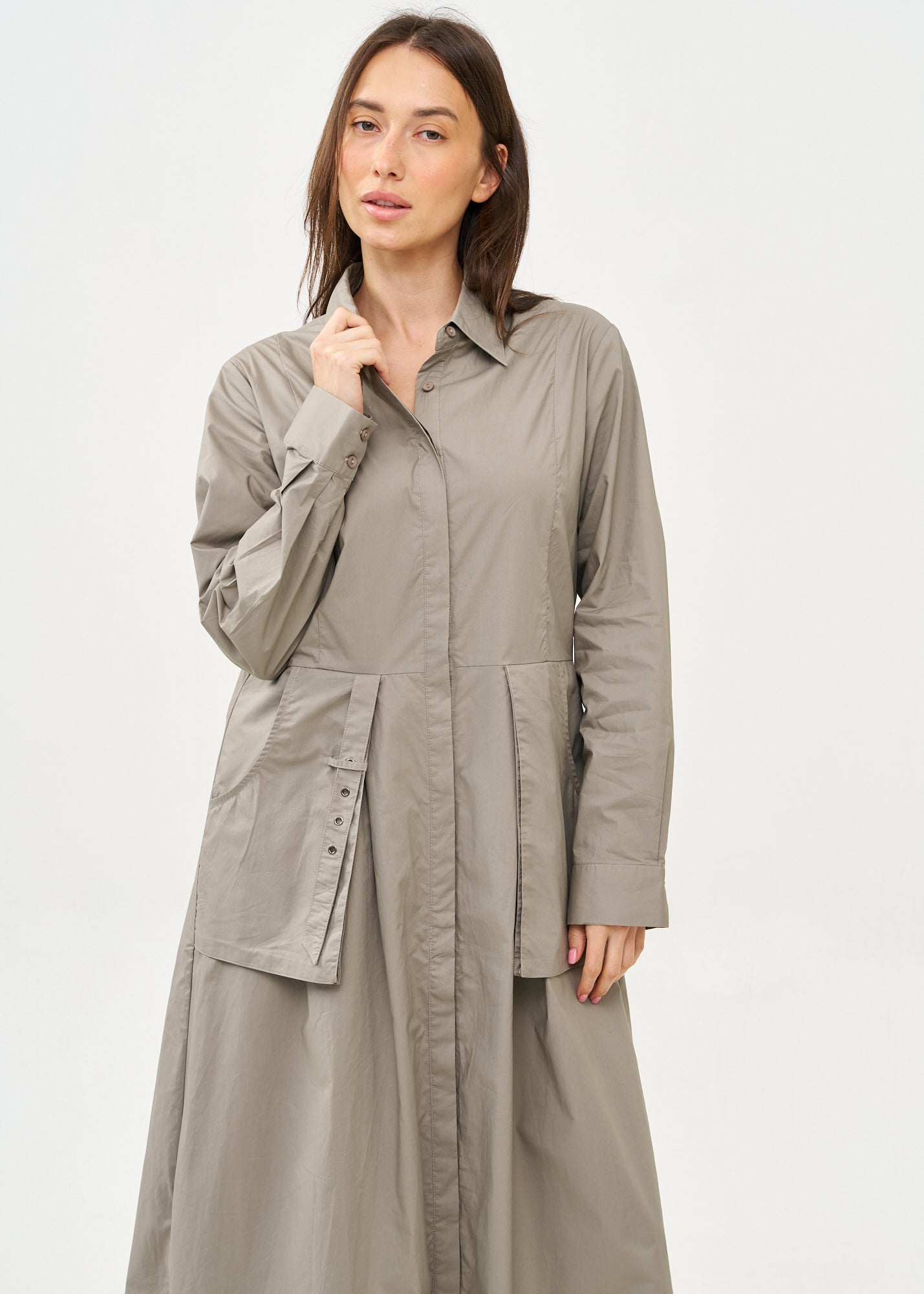 שמלה שרוול ארוך מכופתרת עם שני כיסים תלויים אפור