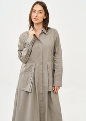שמלה שרוול ארוך מכופתרת עם שני כיסים תלויים אפור