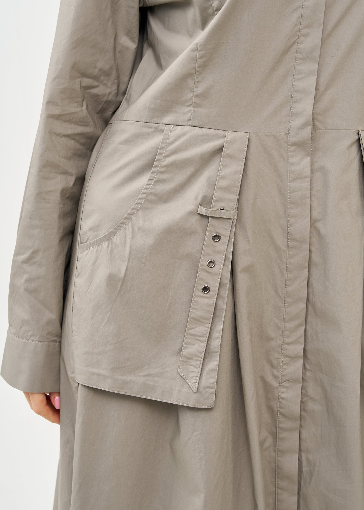 שמלה שרוול ארוך מכופתרת עם שני כיסים תלויים אפור