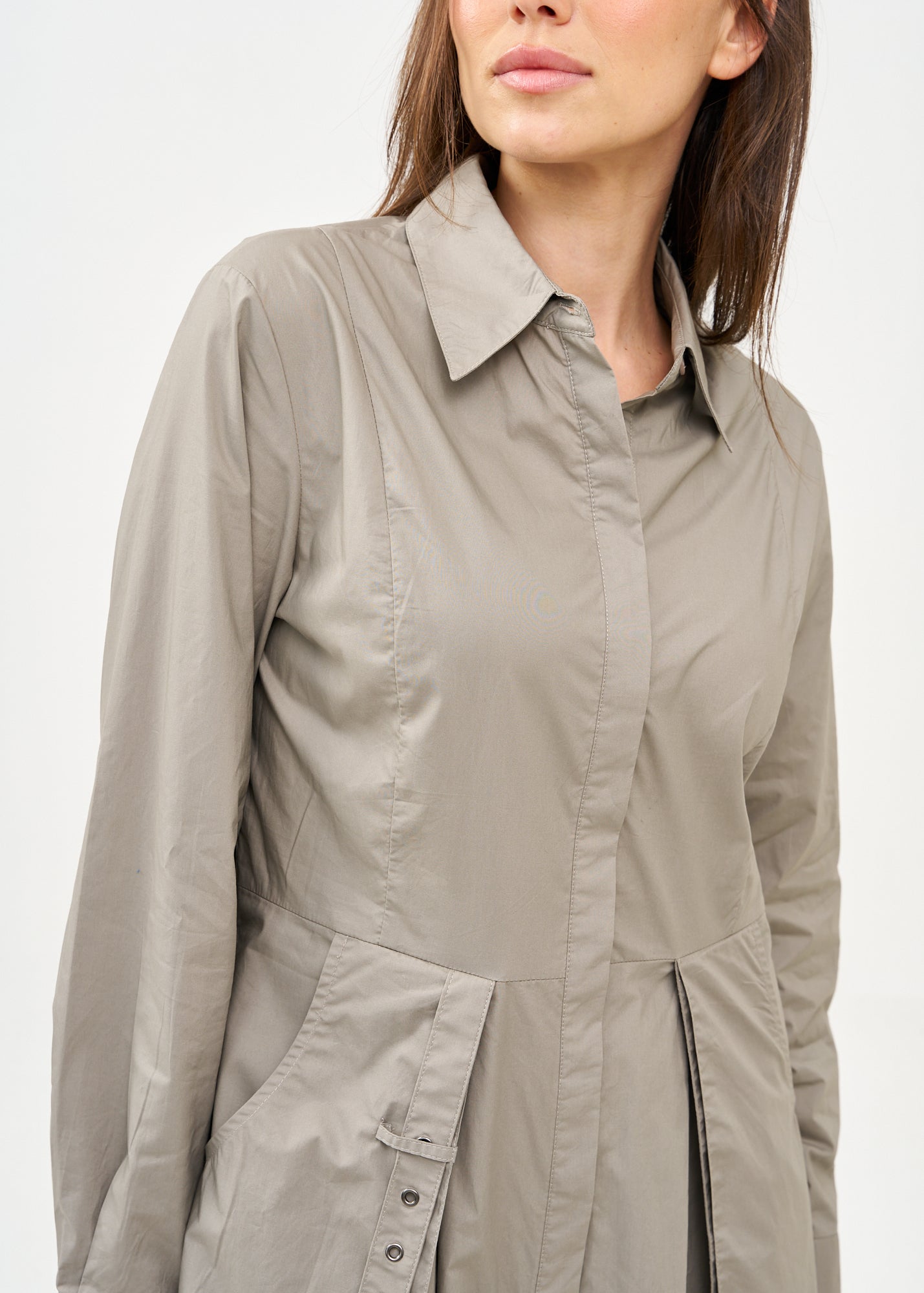 שמלה שרוול ארוך מכופתרת עם שני כיסים תלויים אפור