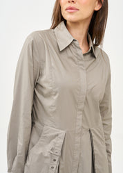 שמלה שרוול ארוך מכופתרת עם שני כיסים תלויים אפור