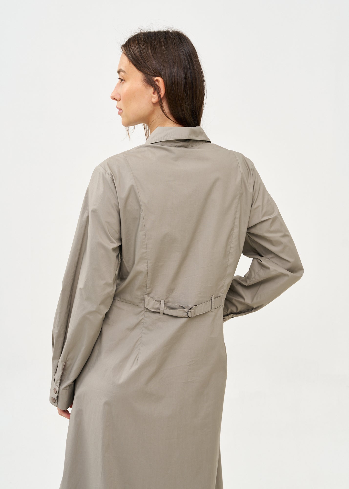 שמלה שרוול ארוך מכופתרת עם שני כיסים תלויים אפור