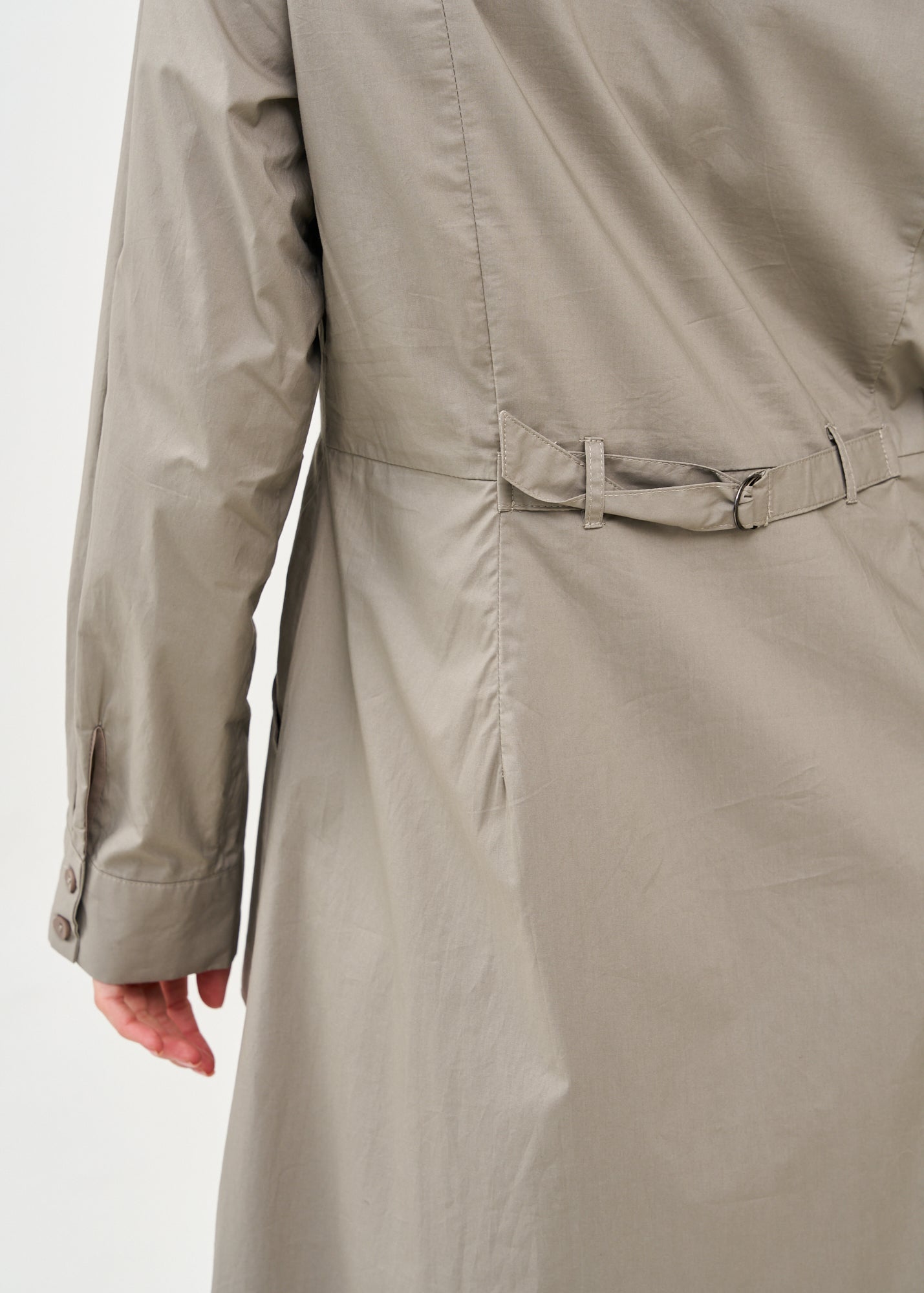 שמלה שרוול ארוך מכופתרת עם שני כיסים תלויים אפור