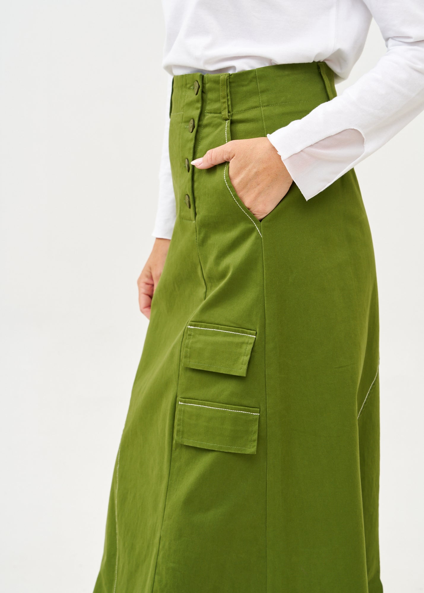 חצאית חתכים אסימטריים תיפור בולט ירוק