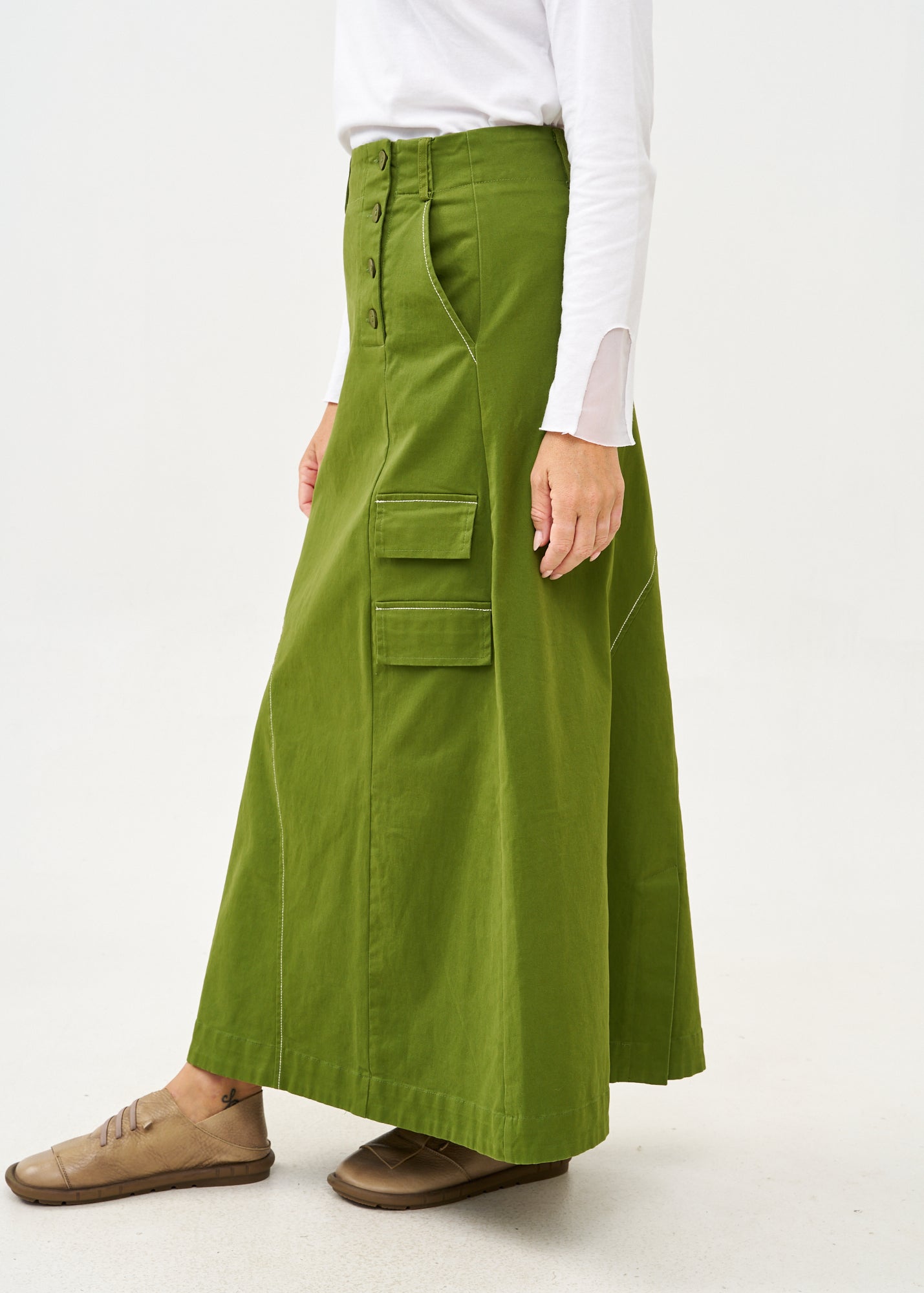 חצאית חתכים אסימטריים תיפור בולט ירוק