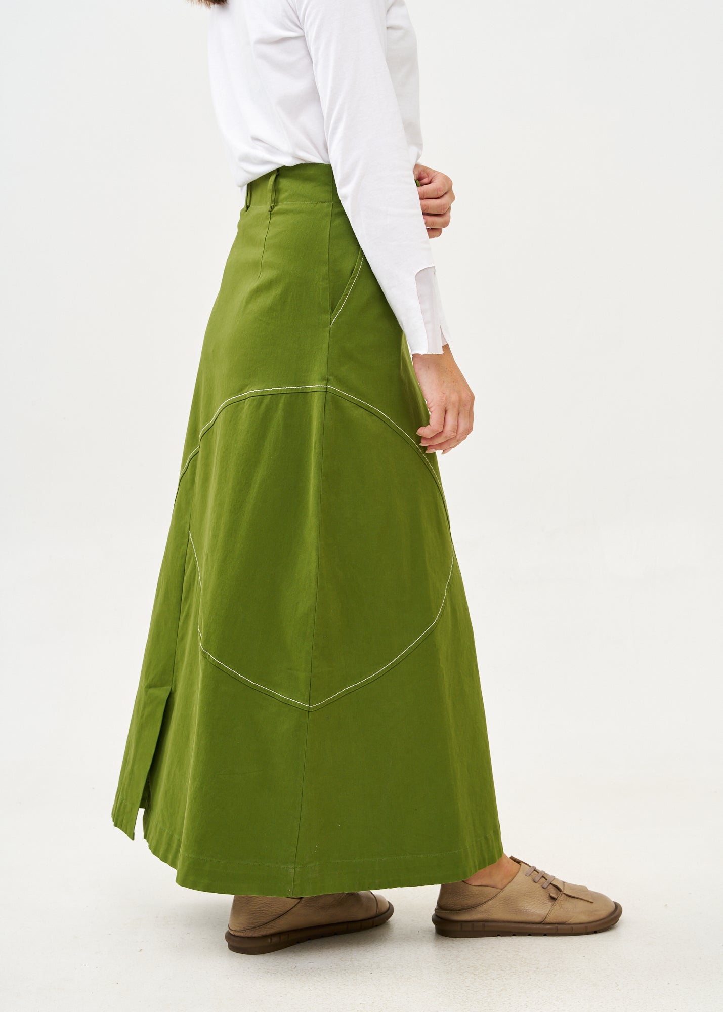 חצאית חתכים אסימטריים תיפור בולט ירוק