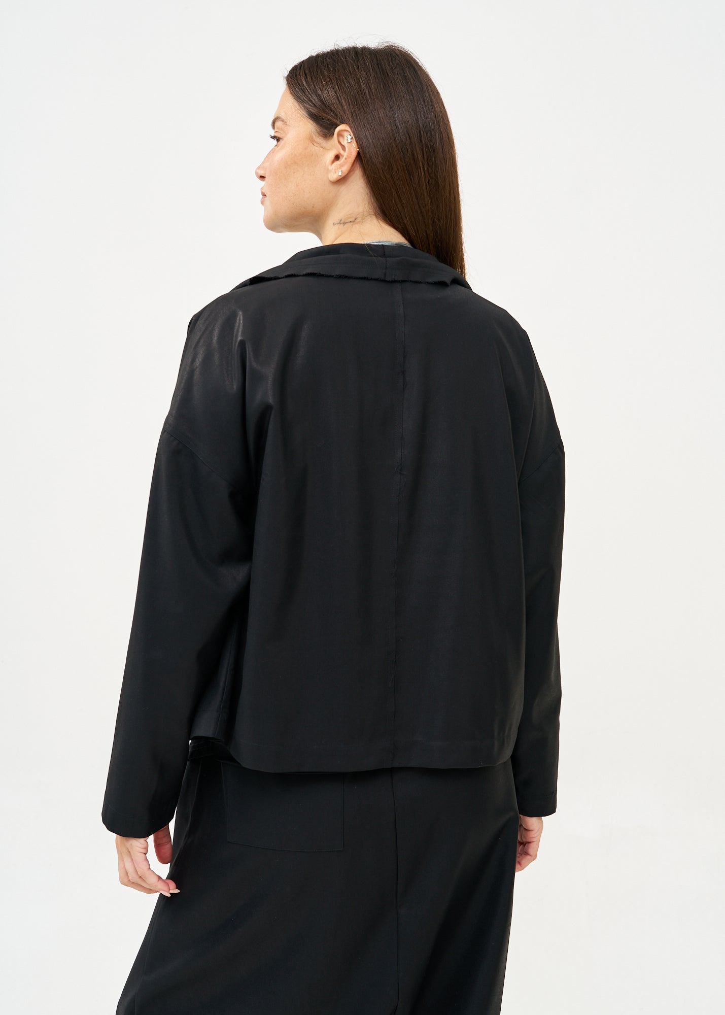 עליונית קלאסית פתוחה עם ברק שחור