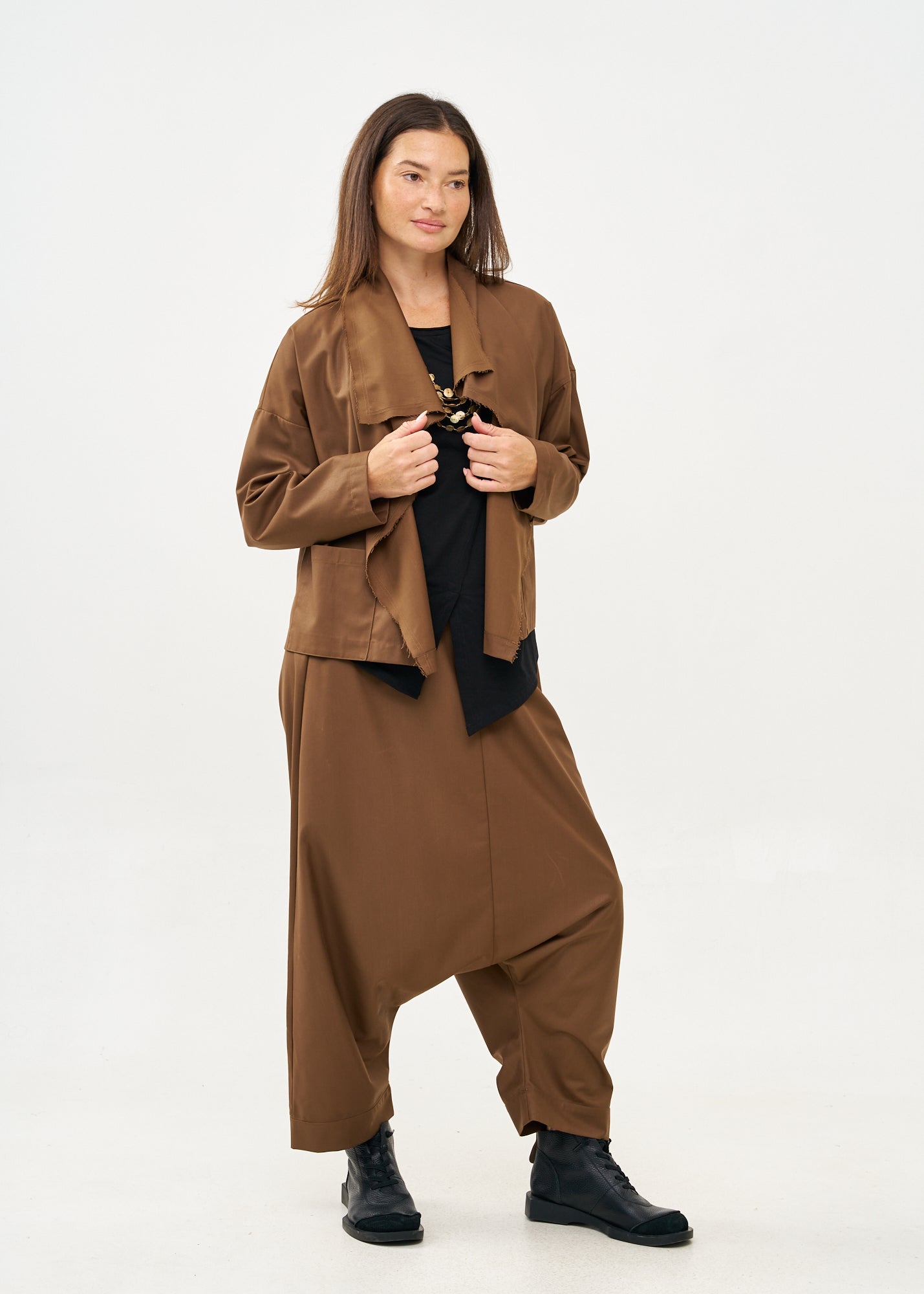 עליונית קלאסית פתוחה עם ברק חום