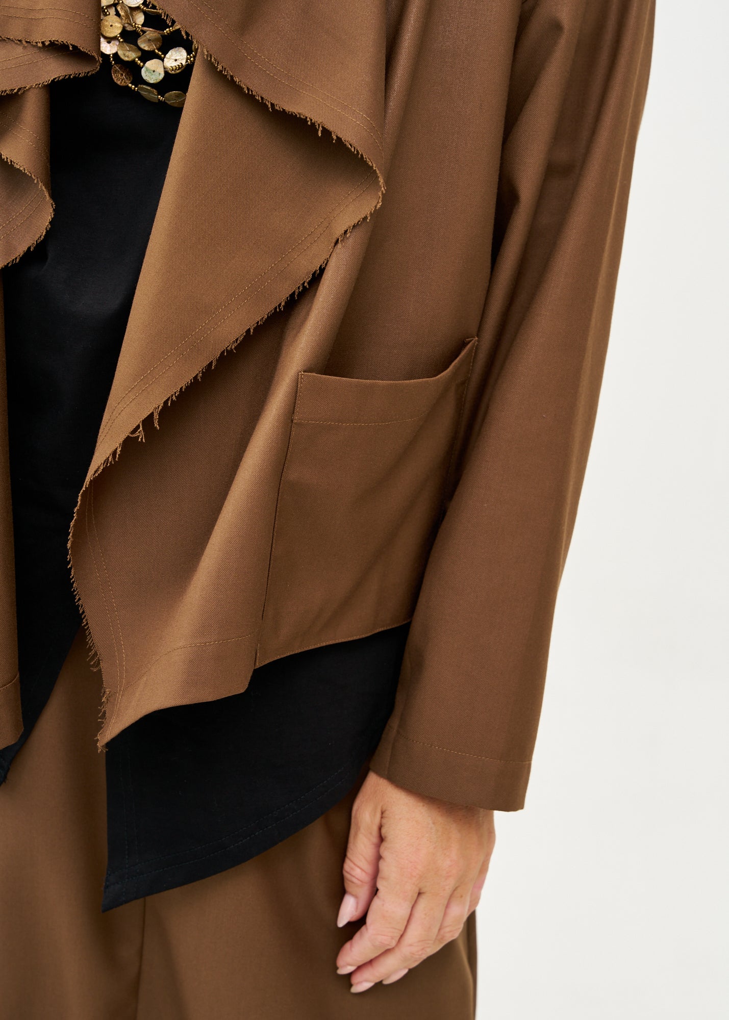 עליונית קלאסית פתוחה עם ברק חום