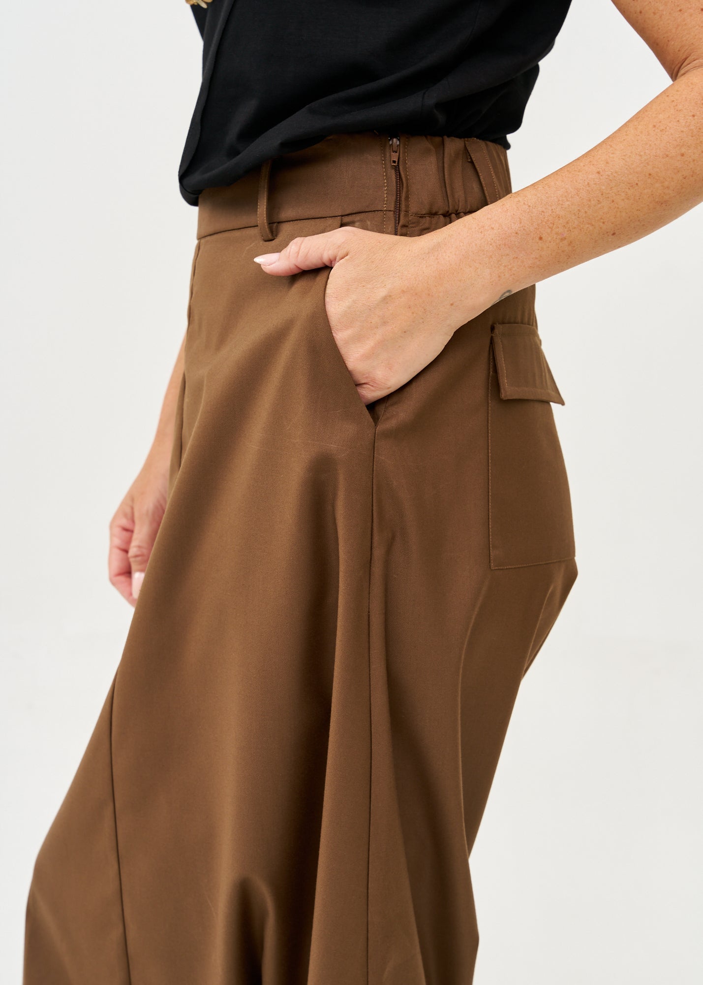 מכנס חצאית קלאסי עם ברק חום