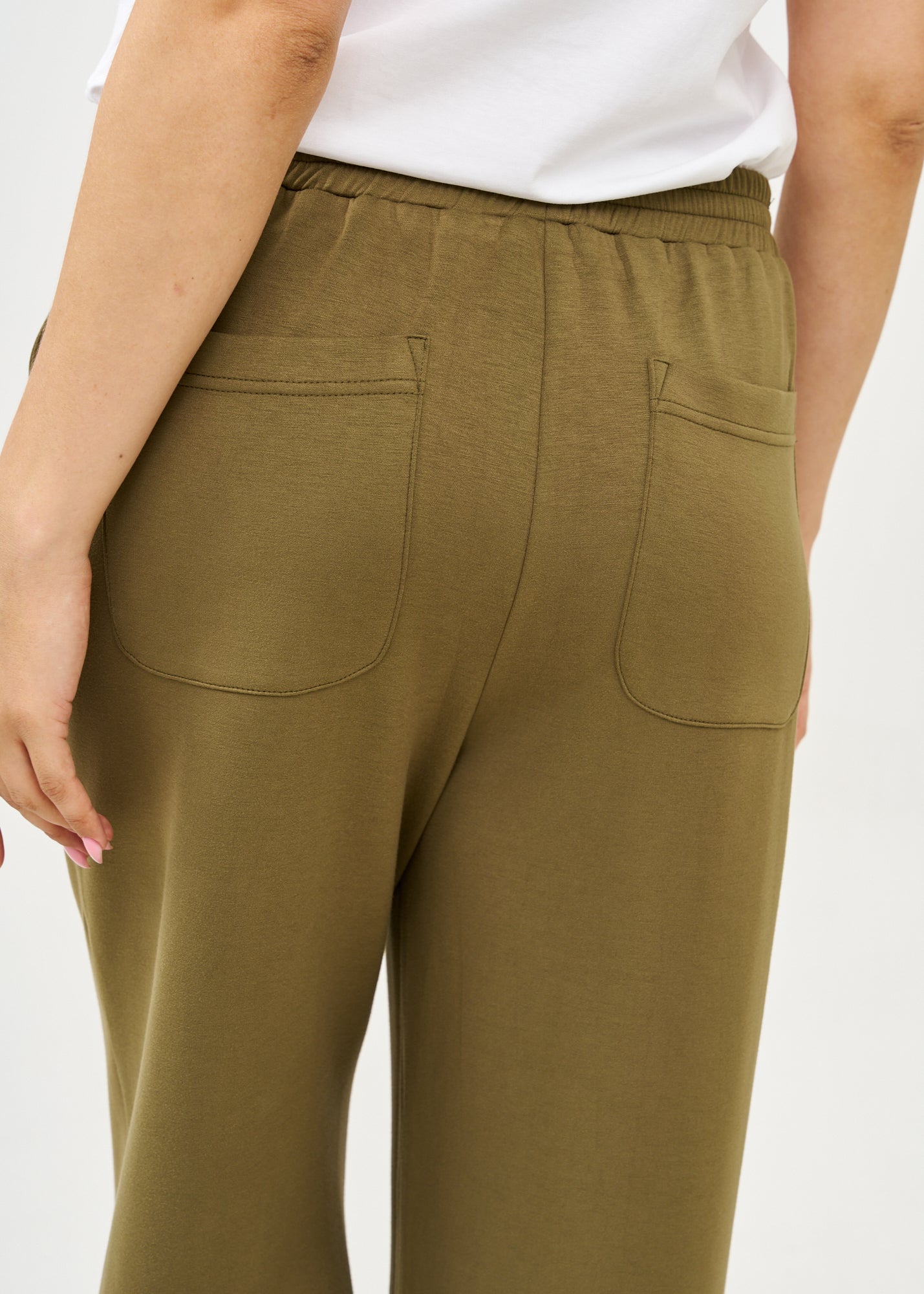 מכנסיים רחבים מבד רך ירוק