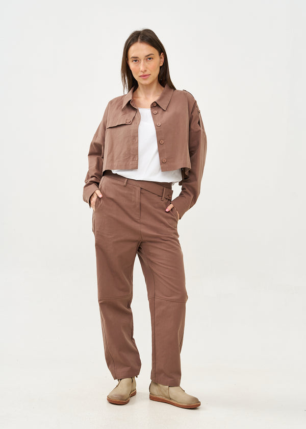 מכנסיים ארוכים עם חגורה אלכסונית חום