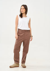 מכנסיים ארוכים עם חגורה אלכסונית חום