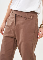 מכנסיים ארוכים עם חגורה אלכסונית חום