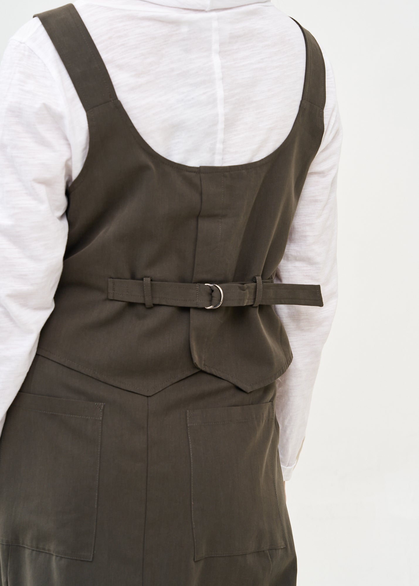 וסט כתפיות עם אבזמים אפור כהה