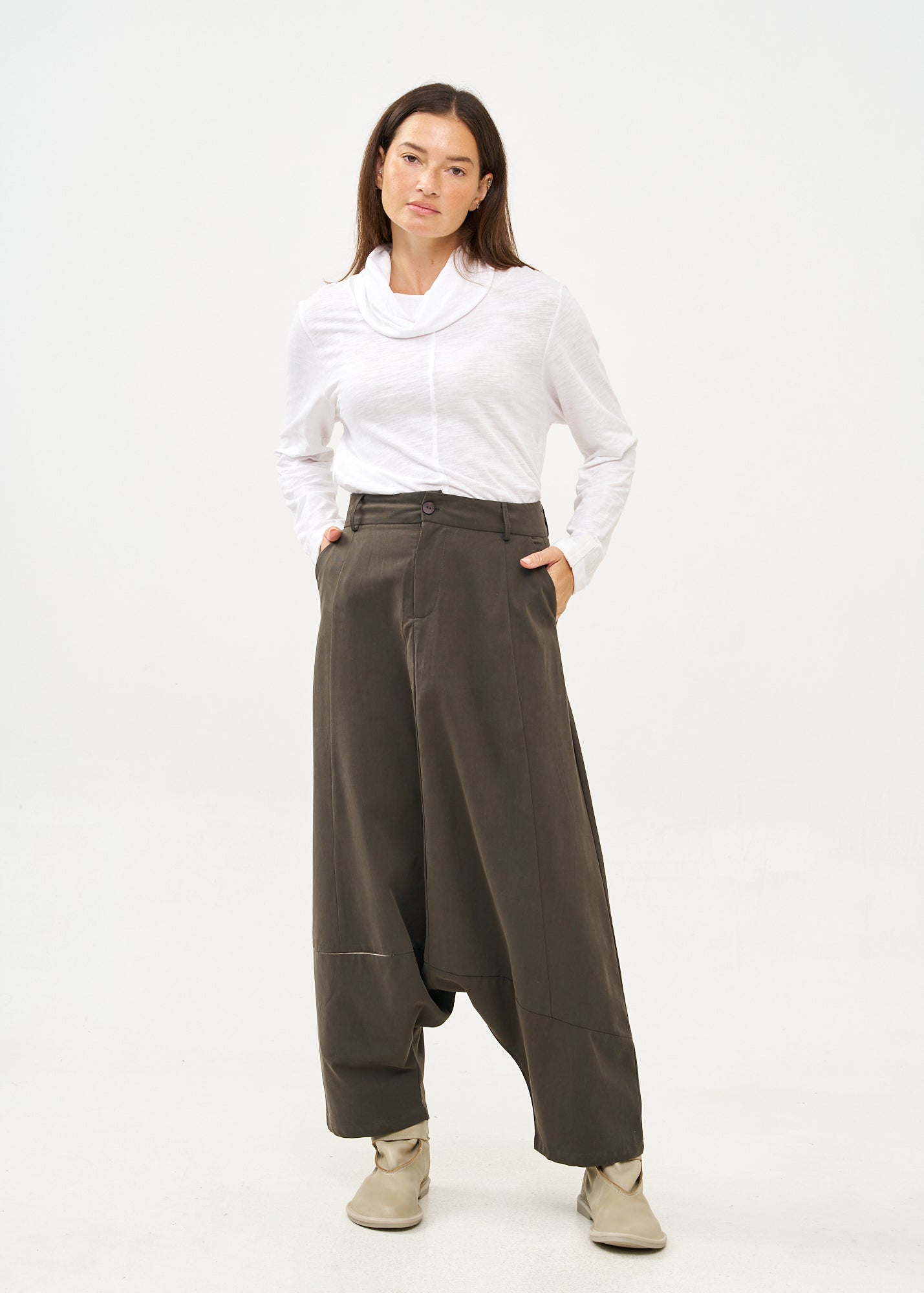 מכנס חצאית חתך עם כיס שילוב צבע אפור כהה