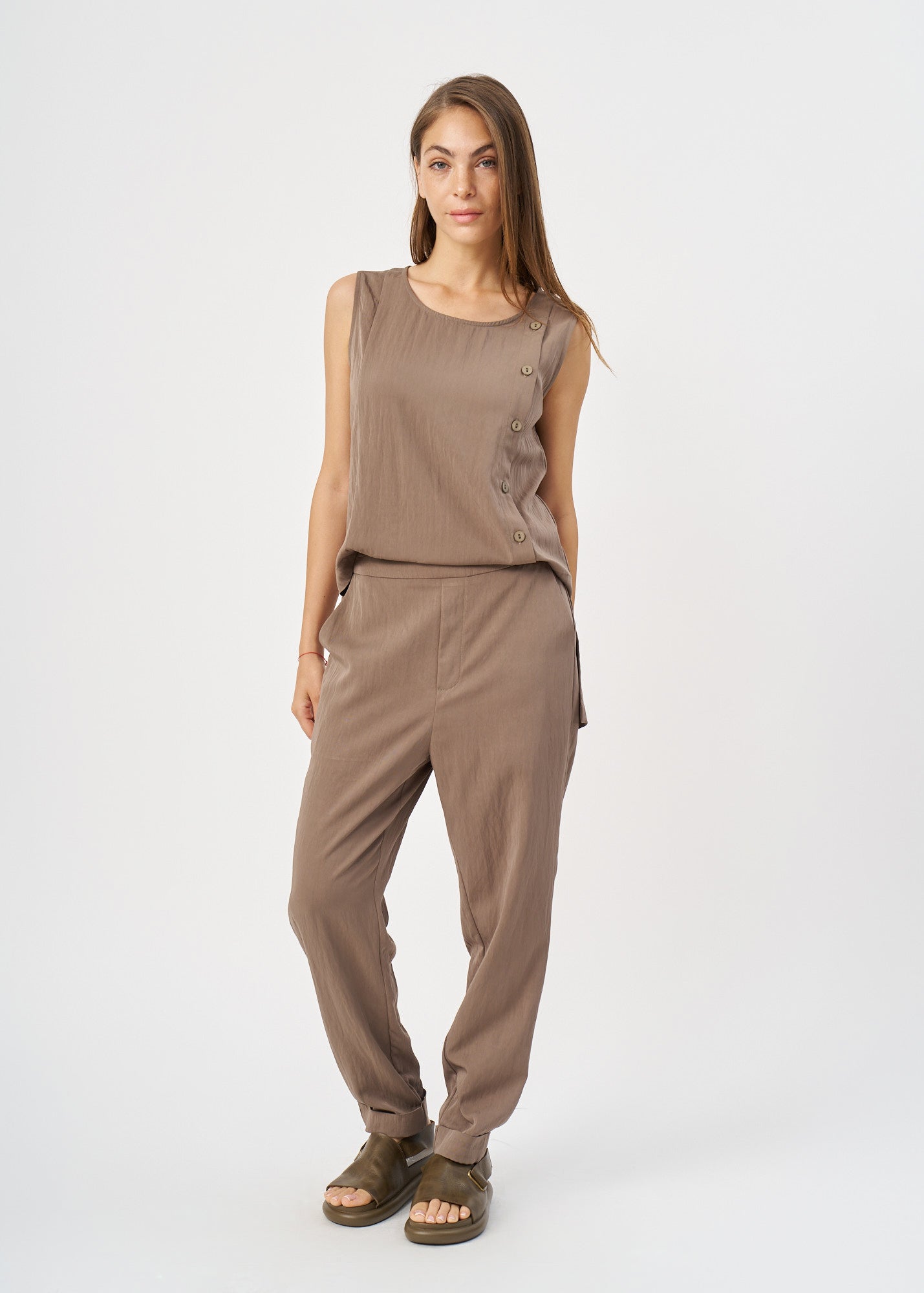 Brown pleated twill pants with a hem