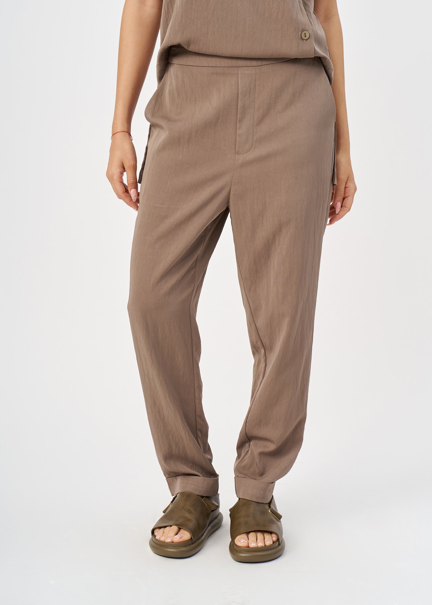 Brown pleated twill pants with a hem