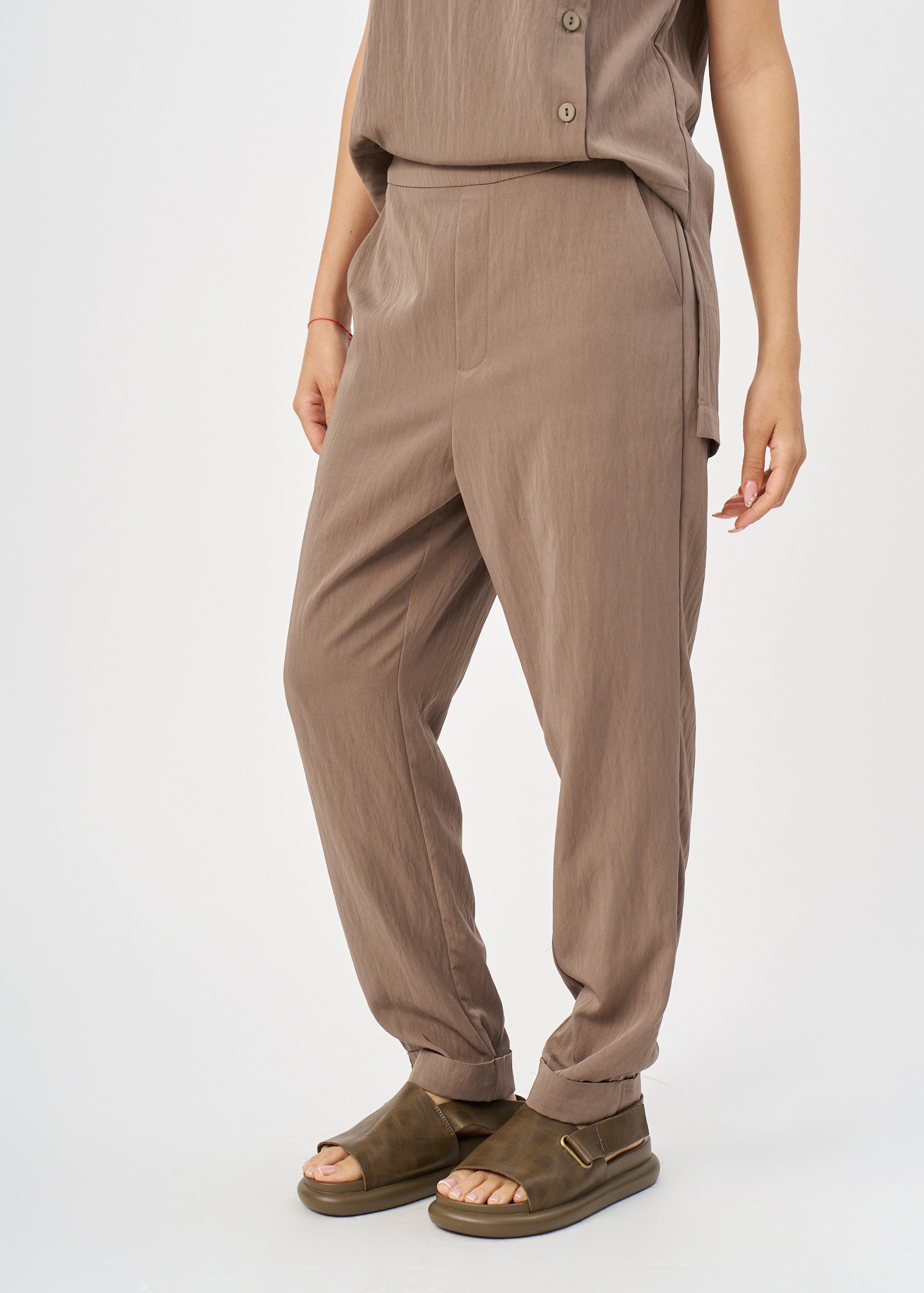 Brown pleated twill pants with a hem