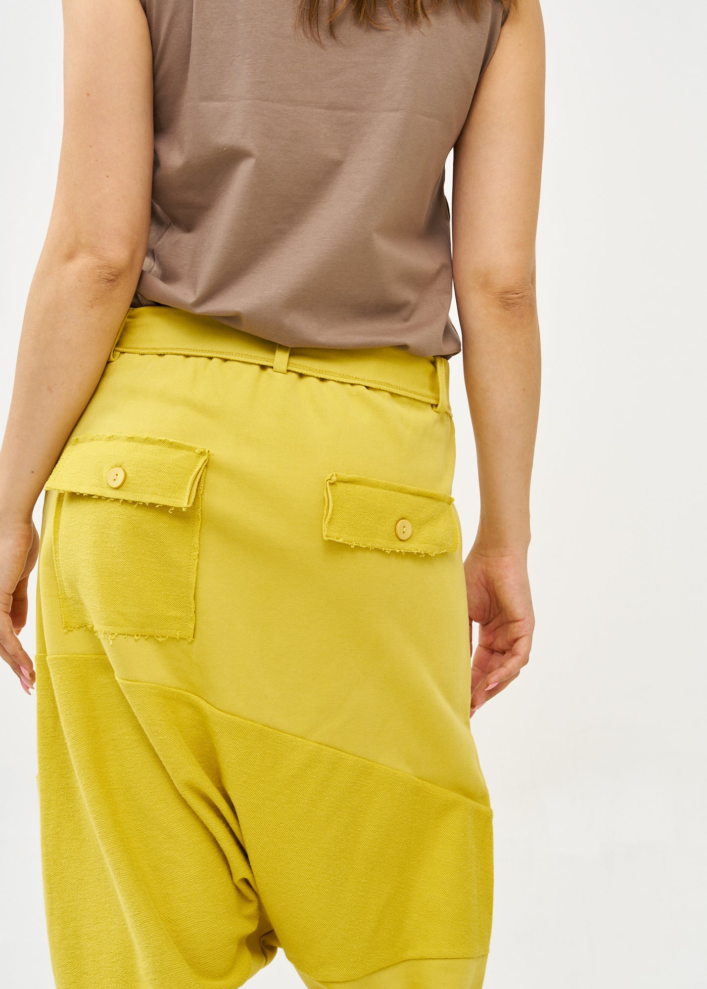 מכנסיים שקי חתכים הפוכים עם חגורה חרדל