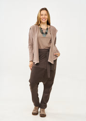 מכנסיים שקי חתכים הפוכים עם חגורה אפור כהה