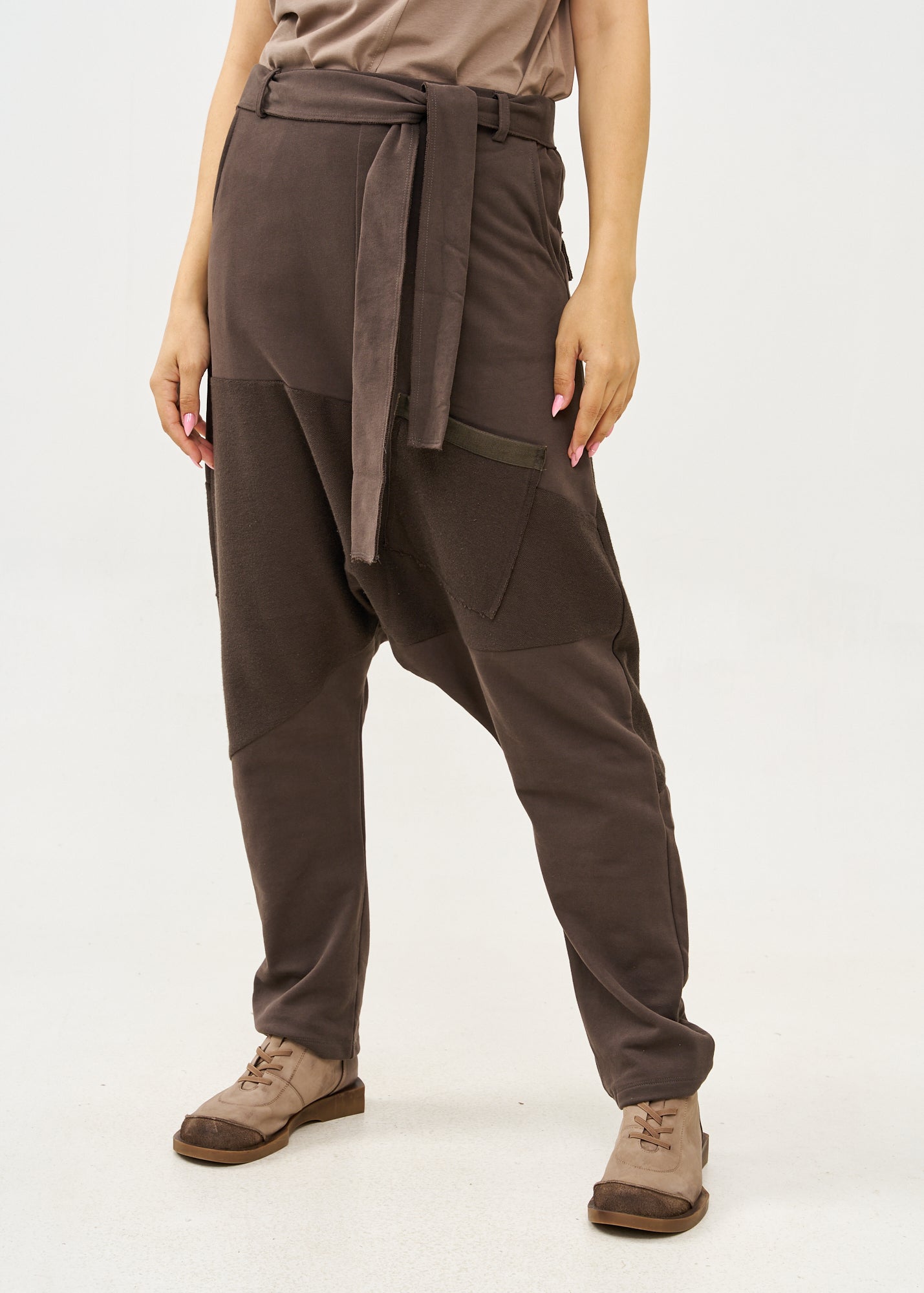 מכנסיים שקי חתכים הפוכים עם חגורה אפור כהה