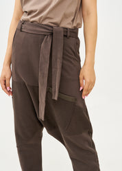 מכנסיים שקי חתכים הפוכים עם חגורה אפור כהה