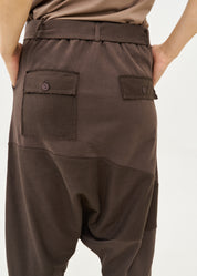 מכנסיים שקי חתכים הפוכים עם חגורה אפור כהה