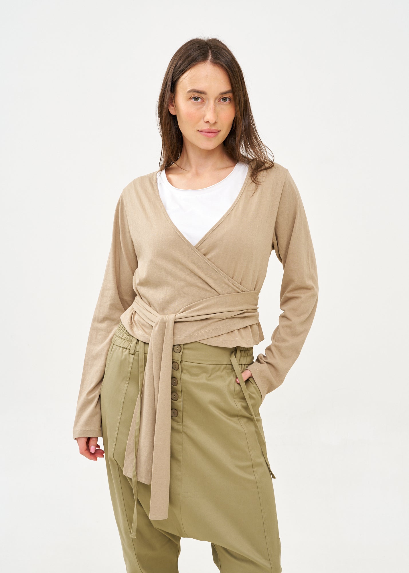 עליונית שרוול ארוך נקשרת במותן חום