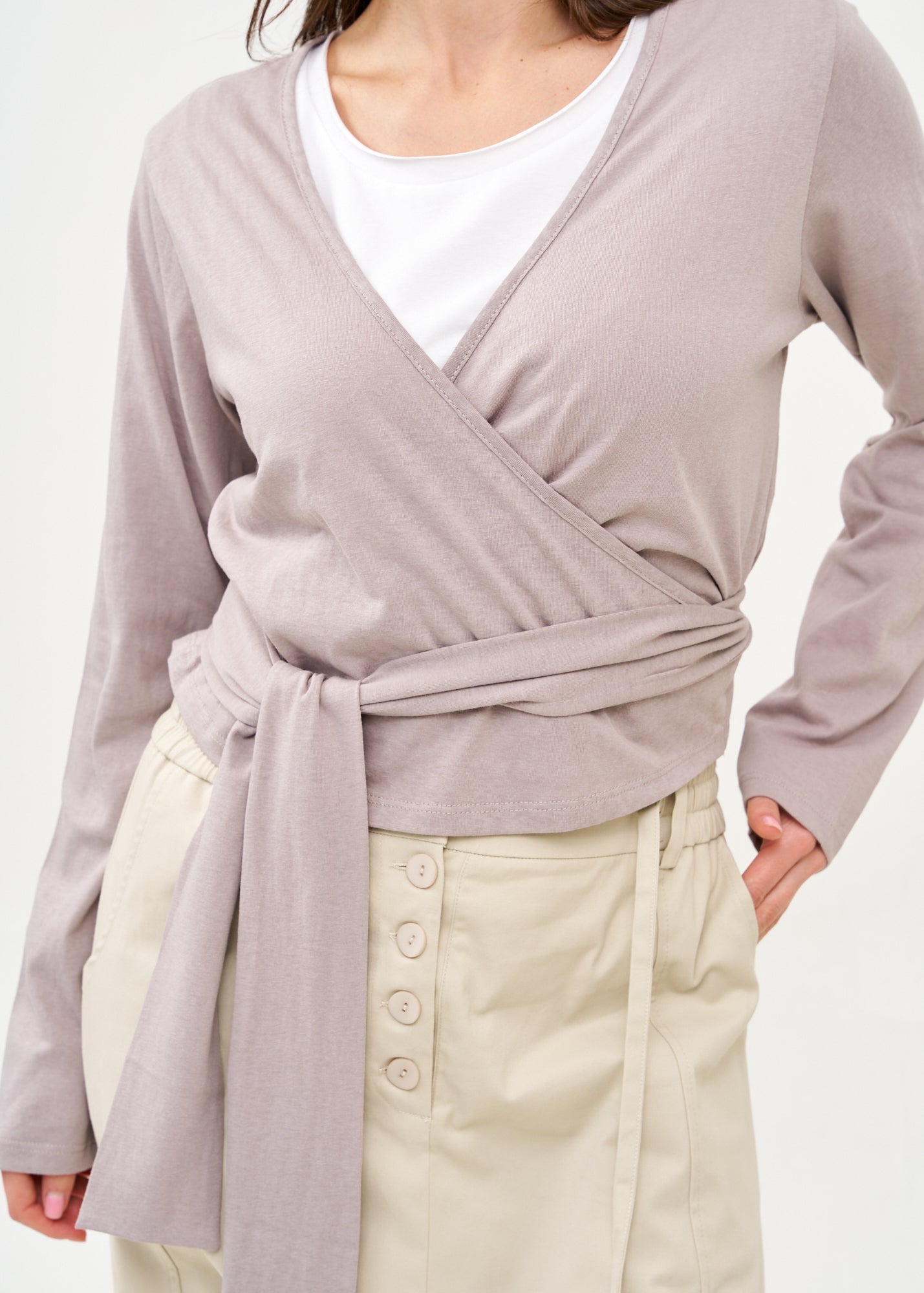 עליונית שרוול ארוך נקשרת במותן אפור