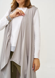 עליונית ארוכה ללא שרוול עם כיווץ אפור בהיר