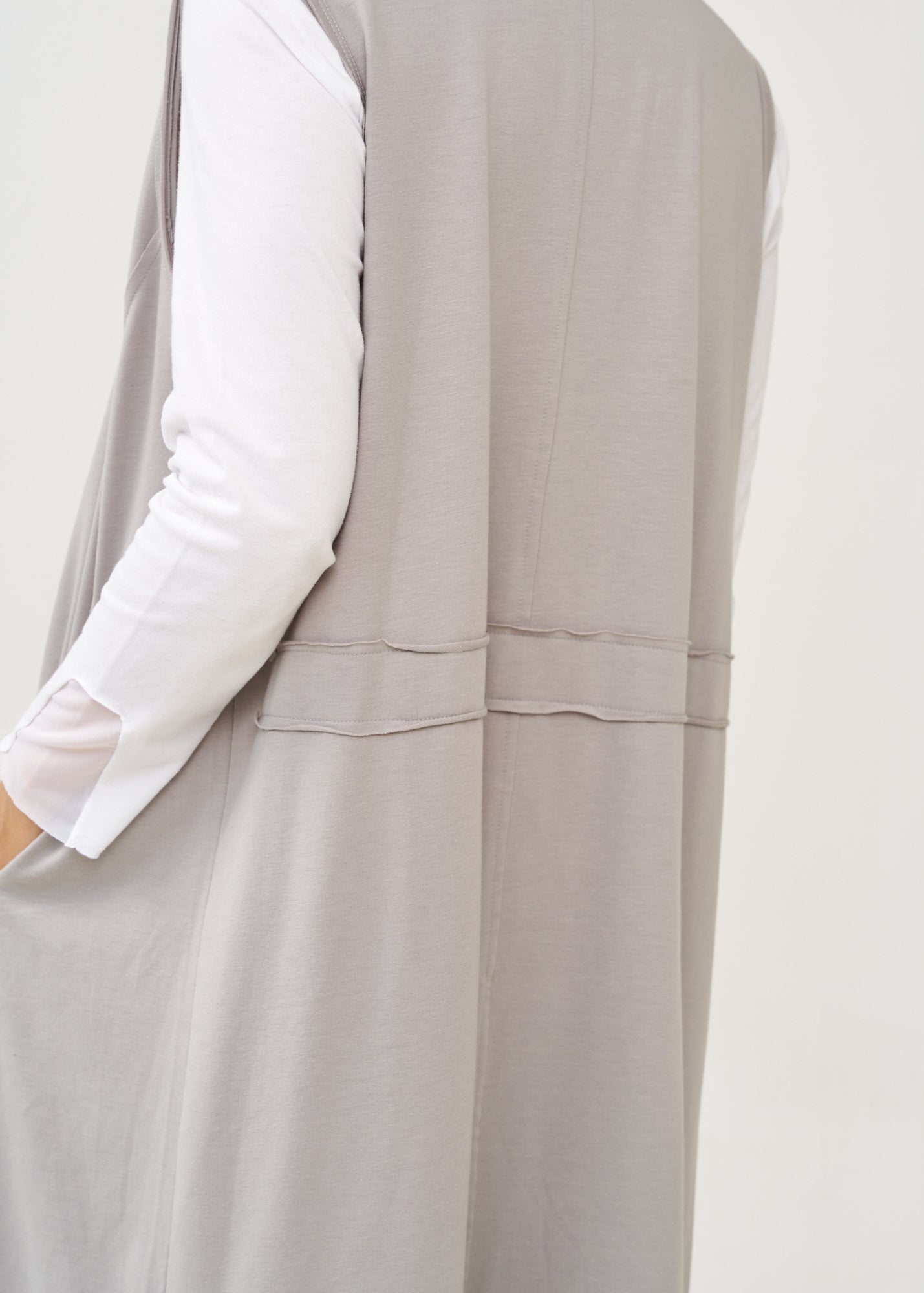 עליונית ארוכה ללא שרוול עם כיווץ אפור בהיר