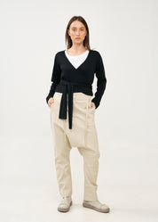 עליונית שרוול ארוך נקשרת במותן שחור