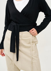עליונית שרוול ארוך נקשרת במותן שחור