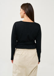 עליונית שרוול ארוך נקשרת במותן שחור