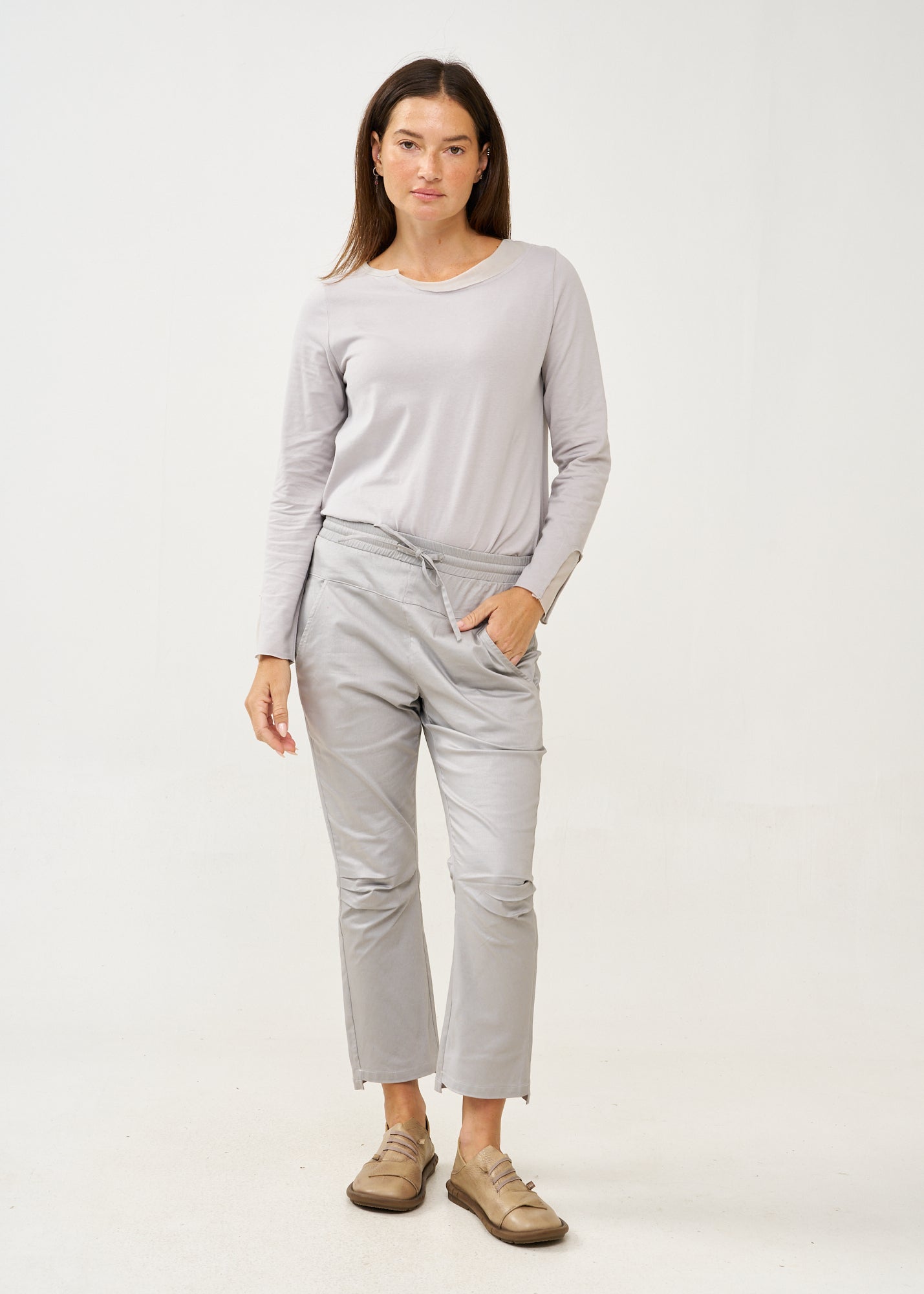 מכנסיים ארוכים כיווץ בברך אפור בהיר