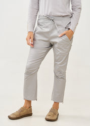 מכנסיים ארוכים כיווץ בברך אפור בהיר