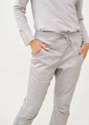 מכנסיים ארוכים כיווץ בברך אפור בהיר