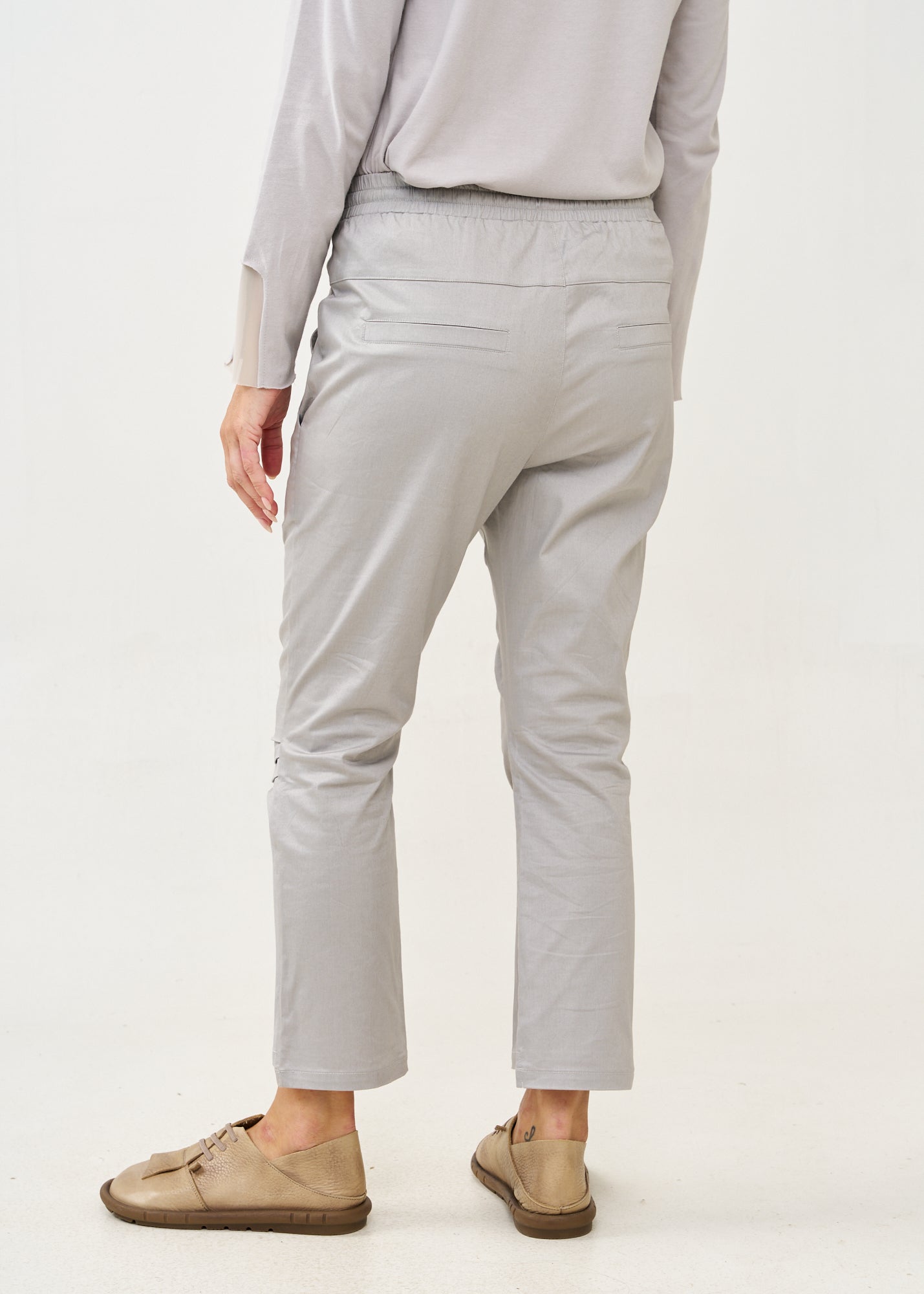 מכנסיים ארוכים כיווץ בברך אפור בהיר