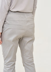 מכנסיים ארוכים כיווץ בברך אפור בהיר