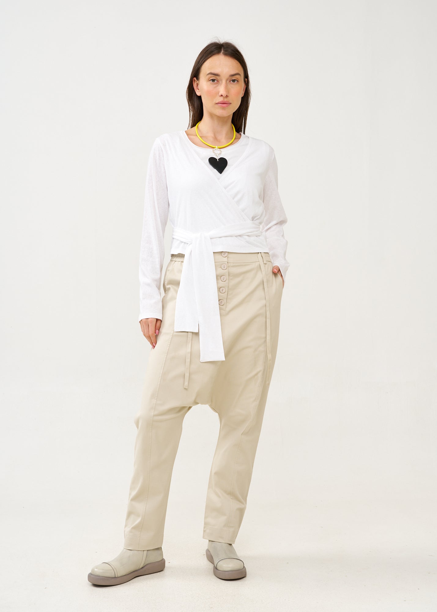 עליונית שרוול ארוך נקשרת במותן לבן