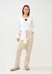 עליונית שרוול ארוך נקשרת במותן לבן